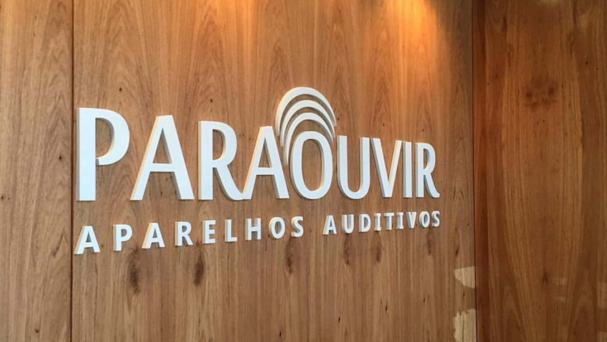 Letriro com letreiro iluminado Vai de Letra