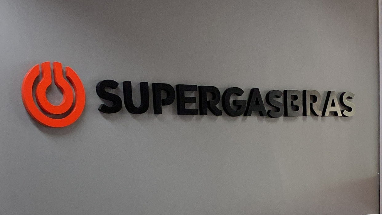 SUPER GASBRÁS — letreiro em relevo