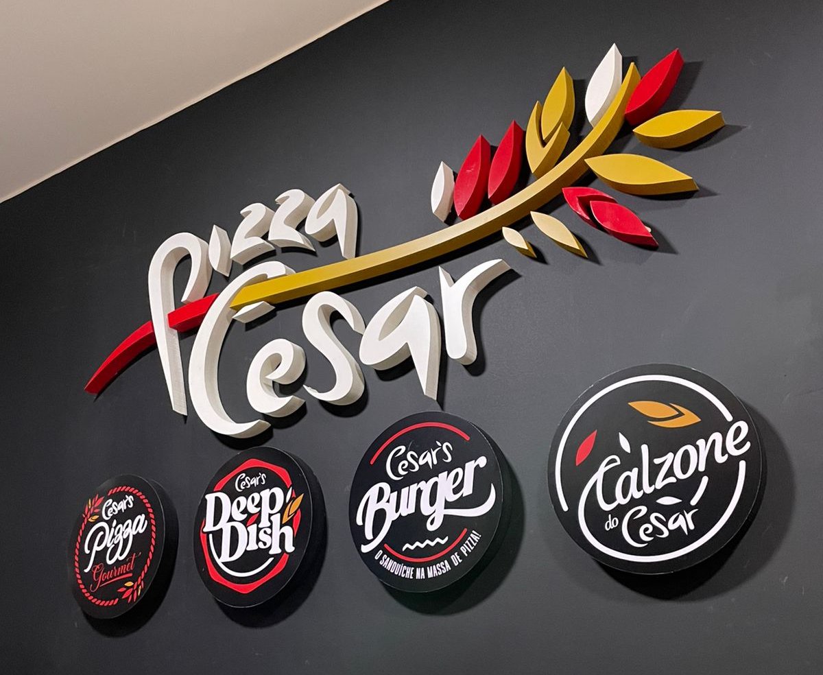 PIZZA CÉSAR — letreiro luminoso multicolor