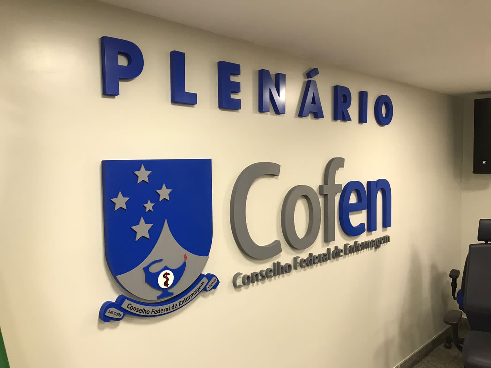 PLANÁRIO — letreiro institucional em PVC expandido