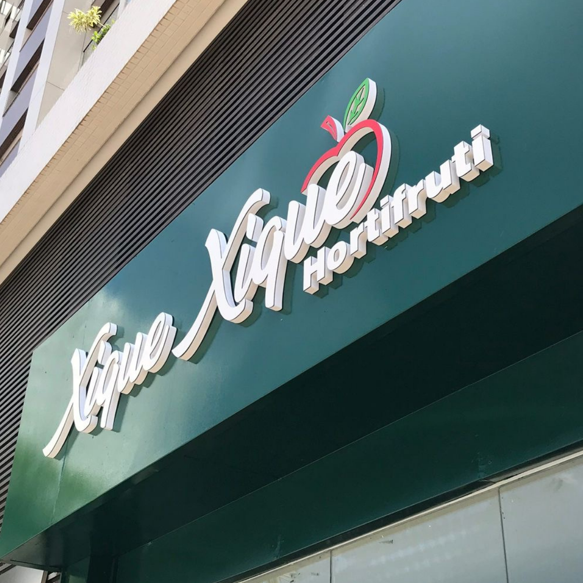 Detalhe de pintura e acabamento de letreiro Vai de Letra